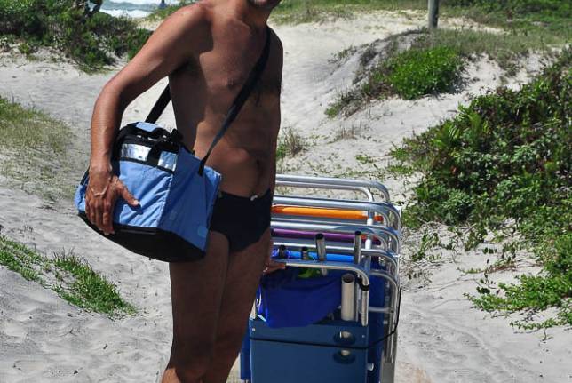 Em dia de céu azul e muita tranquilidade, caminhando para a praia dos Ingleses, no norte de Florianópolis, Santa Catarina